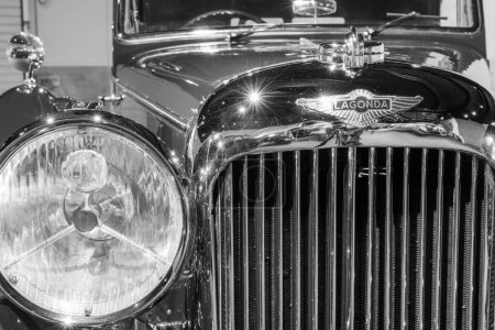Foto de Sparkford.Somerset.Reino Unido.26 de marzo de 2023.Un cupé drophead Lagonda LG45 de 1937 se exhibe en el Haynes Motor Museum de Somerset - Imagen libre de derechos