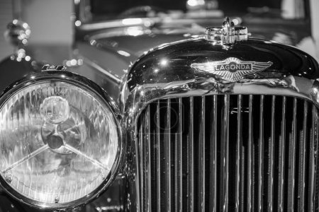Foto de Sparkford.Somerset.Reino Unido.26 de marzo de 2023.Un cupé drophead Lagonda LG45 de 1937 se exhibe en el Haynes Motor Museum de Somerset - Imagen libre de derechos