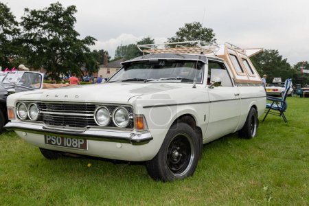 Téléchargez les photos : Honiton.Devon.Royaume-Uni.2 juillet 2021.Une camionnette Ford Cortina Mark 3 de 1976 est exposée au Devon County Show - en image libre de droit