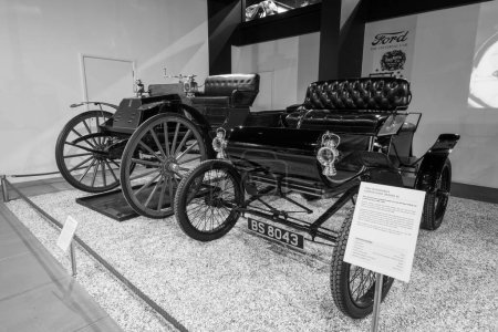 Foto de Sparkford.Somerset.Reino Unido.26 de marzo de 2023.Un Oldsmobile Model R de 1903 y un Dayton fiable de 1909 se exhiben en el Haynes Motor Museum de Somerset - Imagen libre de derechos