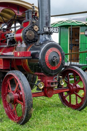 Foto de Bajo Ham.Somerset.Reino Unido.23 de julio 2023.a restaurado Burrell motor de tracción de 1905 llamado Rey Sedgemoor está en el espectáculo de vapor Somerset y el país - Imagen libre de derechos