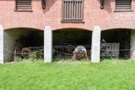 Téléchargez les photos : Le grenier et les étals de carthorse à la ferme Tyneham dans le village de Tyneham dans le Dorset - en image libre de droit
