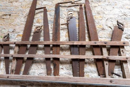 Téléchargez les photos : Photo d'une sélection d'outils agricoles anciens dans la grange à Tyneham ferme dans le village de Tyneham dans le Dorset - en image libre de droit