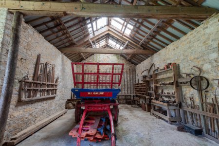 Téléchargez les photos : Photo de l'intérieur de la grange à Tyneham ferme dans le village de Tyneham dans le Dorset - en image libre de droit