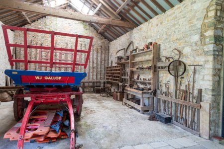 Téléchargez les photos : Photo de l'intérieur de la grange à Tyneham ferme dans le village de Tyneham dans le Dorset - en image libre de droit
