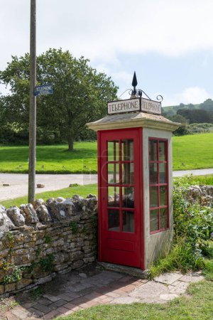 Téléchargez les photos : Kiosque téléphonique K1 dans le village de Tyneham dans le Dorset - en image libre de droit