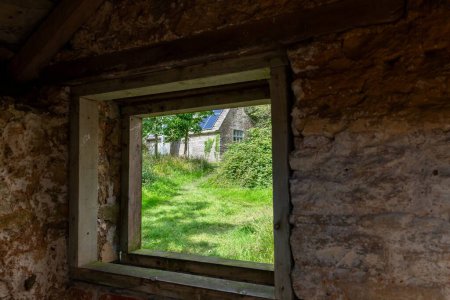Téléchargez les photos : Vue par une fenêtre de la vieille école du village de Tyneham dans le Dorset - en image libre de droit