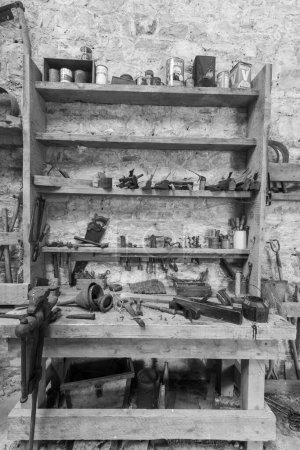 Téléchargez les photos : Photo d'une sélection d'outils agricoles anciens dans la grange à Tyneham ferme dans le village de Tyneham dans le Dorset - en image libre de droit