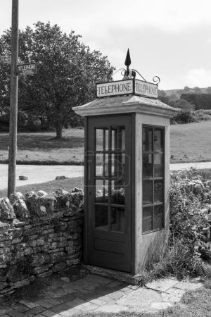 Téléchargez les photos : Kiosque téléphonique K1 dans le village de Tyneham dans le Dorset - en image libre de droit