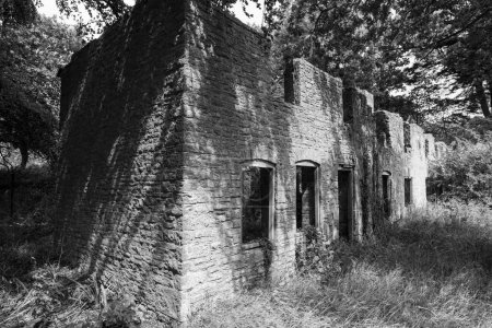 Téléchargez les photos : Photo d'un bâtiment abandonné dans le village de Tyneham dans le Dorset - en image libre de droit
