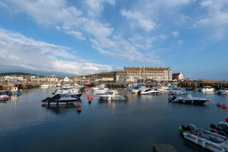 Foto de West Bay.Dorset.Reino Unido.19 de abril de 2023.Vista de Pier Terrace en West Bay en Dorset - Imagen libre de derechos