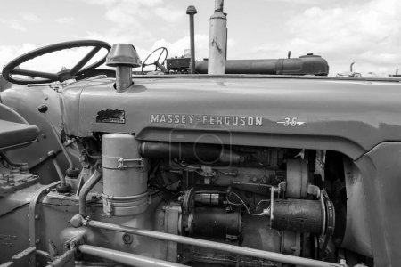 Téléchargez les photos : Low Ham.Somerset.Royaume-Uni.23 juillet 2023.Un tracteur Massey Ferguson 35 restauré est exposé au Somerset steam and country show - en image libre de droit