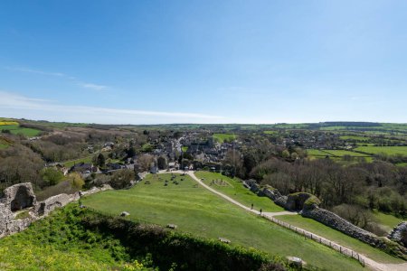 Foto de Corfe.Dorset.Reino Unido.17 de abril de 2023.Vista desde la aldea de Corfe Castle of Corfe en Dorset - Imagen libre de derechos