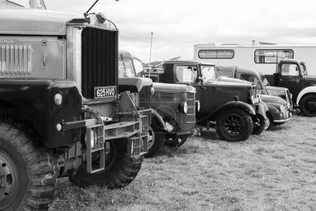 Foto de Low Ham.Somerset.Reino Unido.23 de julio de 2023.Una fila de camiones vintage se exhibe en el espectáculo de vapor y country de Somerset - Imagen libre de derechos