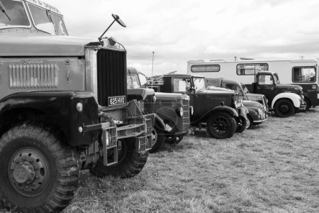 Foto de Low Ham.Somerset.Reino Unido.23 de julio de 2023.Una fila de camiones vintage se exhibe en el espectáculo de vapor y country de Somerset - Imagen libre de derechos