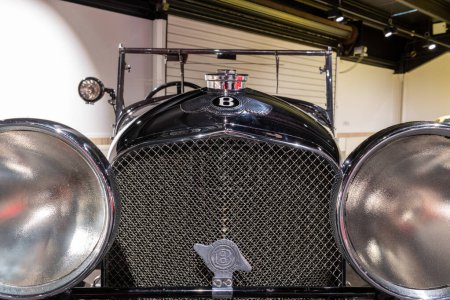 Foto de Sparkford.Somerset.Reino Unido.7 de enero de 2024.A 1930 Bentley 41 / 2 Litre drophead by Vanden Plas se exhibe en el Haynes Motor Museum de Somerset - Imagen libre de derechos