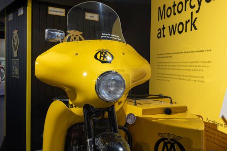 Foto de Sparkford.Somerset.Reino Unido.7 de enero de 2024.Una combinación de motocicletas BSA M21 AA de 1960 se exhibe en el Haynes Motor Museum de Somerset - Imagen libre de derechos