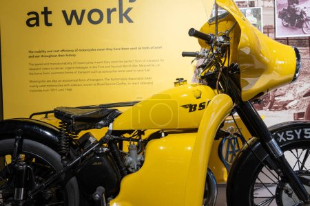 Téléchargez les photos : Sparkford.Somerset.Royaume-Uni.7 janvier 2024.Une combinaison de motos BSA M21 AA de 1960 est exposée au Haynes Motor Museum à Somerset. - en image libre de droit