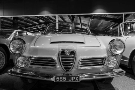 Téléchargez les photos : Sparkford.Somerset.Royaume-Uni.7 janvier 2024.Une Alfa Romeo 2600 Spider de 1963 est exposée au Haynes Motor Museum à Somerset - en image libre de droit