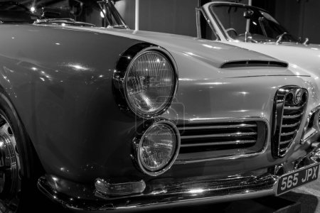 Téléchargez les photos : Sparkford.Somerset.Royaume-Uni.7 janvier 2024.Une Alfa Romeo 2600 Spider de 1963 est exposée au Haynes Motor Museum à Somerset - en image libre de droit
