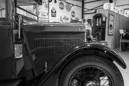 Téléchargez les photos : Sparkford.Somerset.Royaume-Uni.7 janvier 2024.Un van Morris Minor de 1935 est exposé au Haynes Motor Museum à Somerset - en image libre de droit