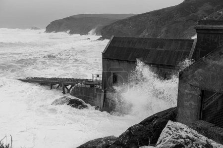 Foto de Mares ásperos en el Punto Lagarto en Cornwall durante la tormenta Kathleen el 6 de abril de 2024 - Imagen libre de derechos