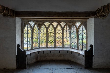 Blick aus dem Fenster des gotischen Häuschens am Stourhead der Herbstfarben