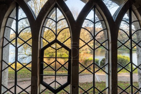 Blick aus dem Fenster des gotischen Häuschens am Stourhead der Herbstfarben