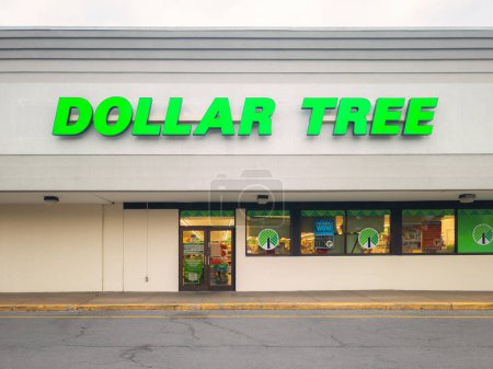 Téléchargez les photos : Whitesboro, New York - 17 oct. 2022 : Paysage Vue rapprochée de Dollar Tree Storefront. Dollar Tree est un magasin de rabais américain précédemment connu sous le nom de seulement 1 Dollar. - en image libre de droit