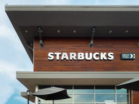 Téléchargez les photos : New Hartford, New York - 3 oct. 2022 : Vue rapprochée du logo Starbucks Storefront. - en image libre de droit