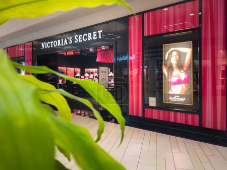 Foto de New Hartford, New York - 24 de octubre de 2022: Paisaje de cerca Vista de Victoria 's Secret Store. - Imagen libre de derechos