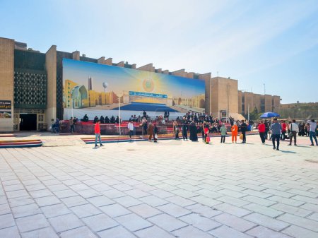 Téléchargez les photos : Bagdad, Irak - 5 mars 2023 : Vue paysage d'un stade sportif de l'Université Al-Mustansiriya avec des étudiants posant pour une séance photo. - en image libre de droit