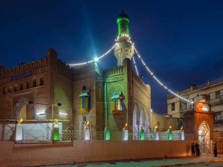 Foto de Bagdad, Irak - 3 de marzo de 2023: Vista nocturna de la mezquita de Hannan, fue construida durante el Imperio otomano en 1782. - Imagen libre de derechos