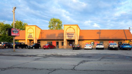 Foto de New Hartford, New York - 9 de junio de 2023: Vista Ultra Amplia del Edificio de Restaurantes de Pizza Boys Exterior. - Imagen libre de derechos