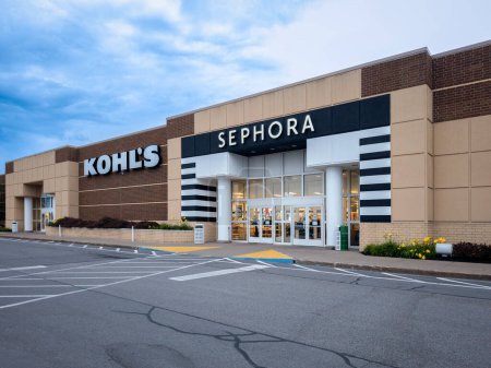 Foto de New Hartford, Nueva York - 9 de julio de 2023: Vista amplia del centro comercial Kohl 's con señalización de entrada Sephora en primer plano. - Imagen libre de derechos