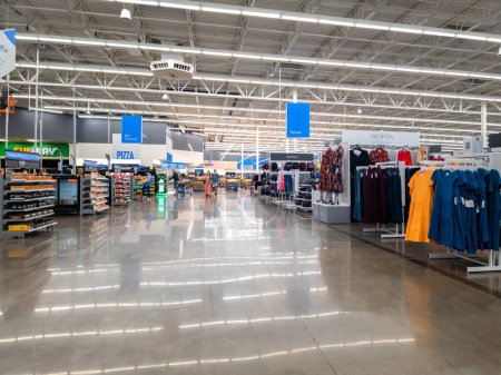 Foto de New Hartford, New York - 22 / 08 / 2023: Vista de cerca del interior del supercentro de Walmart. - Imagen libre de derechos