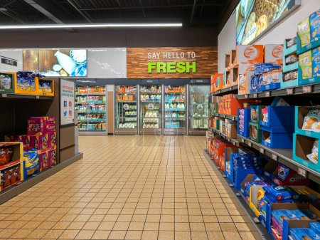 Foto de Yorkville, Nueva York - 26 de agosto de 2023: Amplia vista del paisaje de la sección de productos lácteos y los pasillos de galletas del mercado de alimentos Aldi. - Imagen libre de derechos
