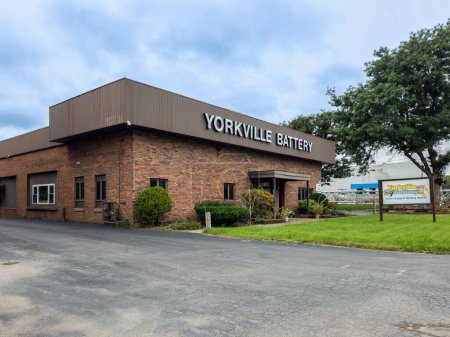 Téléchargez les photos : Yorkville, New York - 9 sept. 2023 : Vue du paysage de l'extérieur du bâtiment de la batterie de Yorkville, qui est le plus grand fournisseur de batterie dans le comté d'Oneida. - en image libre de droit