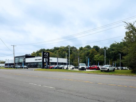 Foto de Yorkville, Nueva York - 9 de septiembre de 2023: Vista ultra amplia del paisaje del concesionario Mazda Steet-Ponte - Imagen libre de derechos