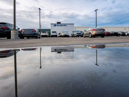 Téléchargez les photos : Yorkville, New York - 9 sept. 2023 : Vue panoramique ultra large de l'extérieur de l'immeuble du concessionnaire Subaru avec un reflet sur une flaque de pluie. - en image libre de droit