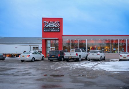 Foto de Yorkville, Nueva York - 8 de enero de 2020: Vista de cerca de los neumáticos de Tallman y la reparación de automóviles. Es un negocio familiar próspero con seis ubicaciones distribuidas a lo largo del condado de Oneida. - Imagen libre de derechos