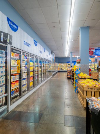 Foto de Utica, Nueva York - 24 de octubre de 2023: Retrato Interior View Dairy Section of Price Rite Marketplace. Es una cadena de supermercados que opera en 8 estados en el noreste y centro-atlántico de los EE.UU.. - Imagen libre de derechos