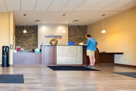 Foto de New Hartford, New York - 21 de julio de 2023: Landscape View of WelNow Urgent Care Information Desk with Patient Check in. - Imagen libre de derechos