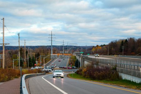 Téléchargez les photos : New Hartford, New York - 11 nov. 2023 : Décryptages Paysage Vue d'automne d'un trafic routier américain. - en image libre de droit