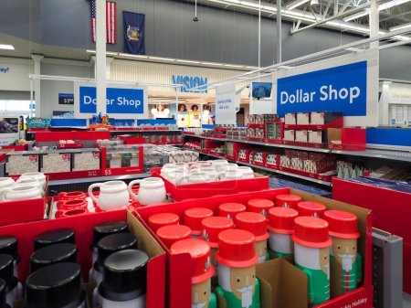 Foto de New Hartford, New york - 20 / 11 / 2023: Interior de The Dollar Shop of Walmart Supercenter con varios productos en los estantes, mostrando artículos para el hogar asequibles. - Imagen libre de derechos