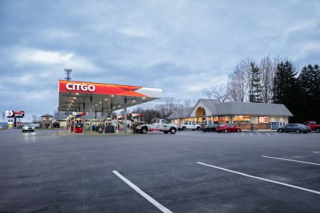 Foto de New York Mills, Nueva York - 23 de noviembre de 2023: Citgo Gas Station Exterior, CITGO es una compañía estadounidense de refino y comercialización de petróleo, subsidiaria de PDVSA, la compañía petrolera estatal venezolana. - Imagen libre de derechos
