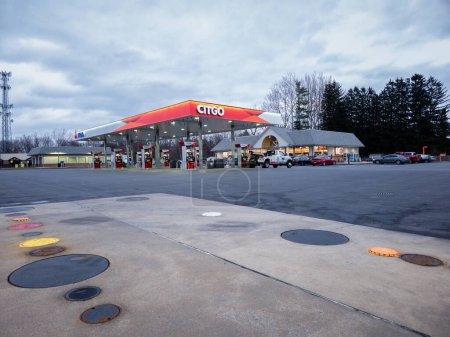 Foto de New York Mills, New York - Nov 23, 2023: Citgo Gas Station filling island. CITGO es una compañía estadounidense de refino y comercialización de petróleo, subsidiaria de PDVSA, la compañía petrolera estatal venezolana. - Imagen libre de derechos