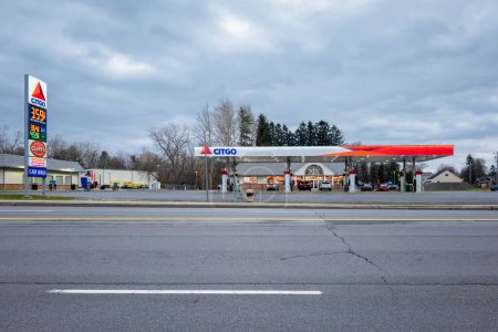 Foto de New York Mills, Nueva York - 23 de noviembre de 2023: Citgo Gas Station Exterior, CITGO es una compañía estadounidense de refino y comercialización de petróleo, subsidiaria de PDVSA, la compañía petrolera estatal venezolana. - Imagen libre de derechos