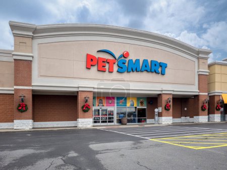 Photo for New Hartford, New York - Nov 23, 2023: Pet Smart building exterior, Petsmart, founded in 1986, is one of the largest pet supply retailers in North America. With over 1,650 stores. - Royalty Free Image
