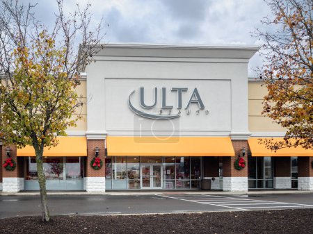 Téléchargez les photos : New Hartford, NY - Nov 23, 2023 : Ulta Beauty storefront, est une puissance de vente au détail de beauté, offre une vaste sélection de cosmétiques, de soins de la peau, de soins capillaires et de parfums. Avec plus de 1200 magasins à travers les États-Unis. - en image libre de droit
